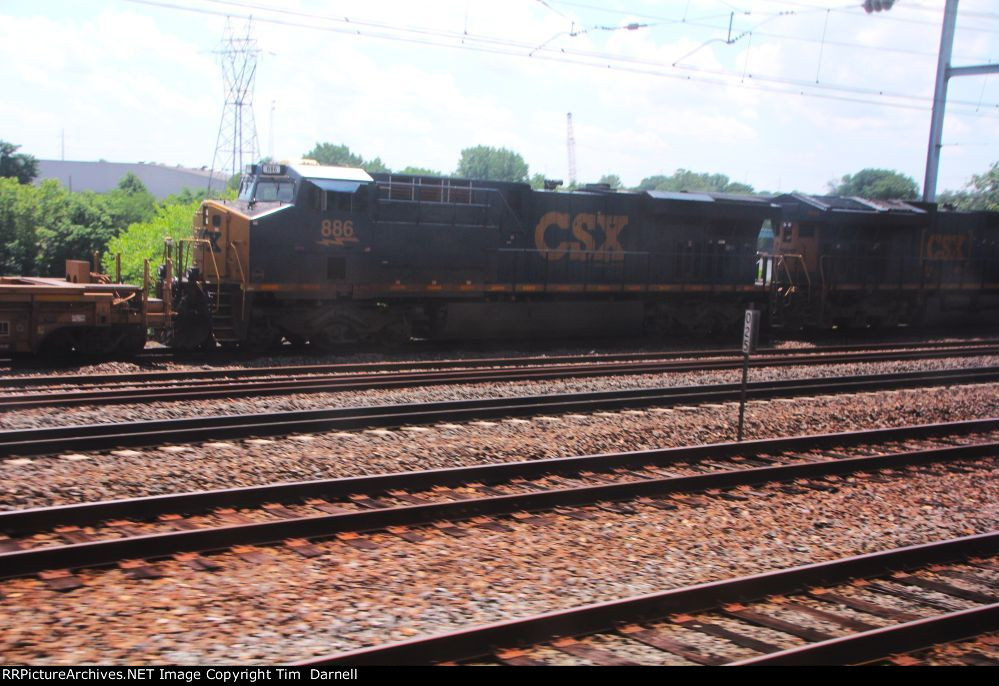 CSX 886 on I104